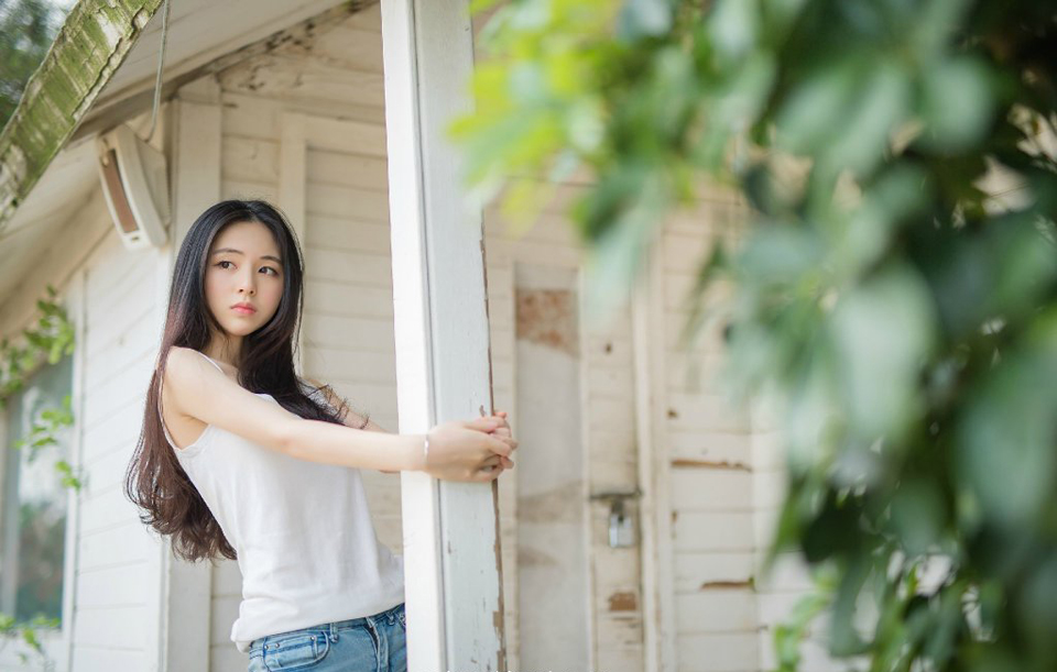 连续不断的刺击，陈到周围本已经淡去的江水瞬间红了一片，握着枪杆呃手却死死地攥着，感受着浑身残存的力气如同潮水般流失，陈到突然怒喝一声，在那名江东将士惊骇的目光里，生生的将枪杆折成两端，瞪圆的双目中，瞳孔渐渐失去了焦距……